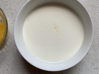 3、奶香焦糖布丁,微波炉加热1分钟，也可以奶锅加热，但要冷却到不烫手