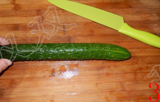 3、蓑衣黄瓜,将黄瓜翻转，没切开的部分朝上