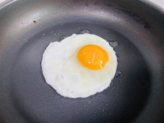 6、菠菜鸡蛋面,鸡蛋打入锅内煎熟