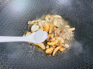 12、菠菜鸡蛋面,加入1小茶匙盐翻炒均匀