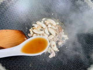 10、菠菜鸡蛋面,烹入料酒