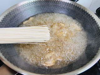 14、菠菜鸡蛋面,放入挂面