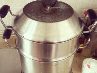 4、米酒????????酒糟,完成后，关火闭一下（不知道你们懂不懂这个意思哈哈，就是不开盖的意思）☺️你可以等至放凉哟，但这样时间可能会有点久，而且有些里面的地方也不会凉。想知道另一个办法往下看????????