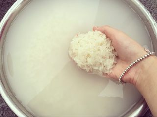 5、米酒????????酒糟,我的小方法????????把米倒到干净的盆子里用凉水掏一下。掏完记得滤干水噢然后放入你们想要做米酒的器具里。记得米酒一定要凉的做，热的做出来会发酸。