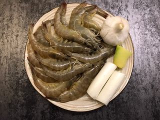 1、糖醋虾,准备好所有食材