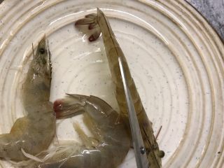 2、糖醋虾,鲜虾剪开虾背,去虾线