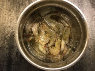 3、糖醋虾,洗净沥干