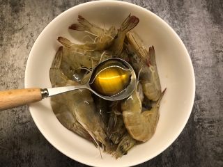 5、糖醋虾,鲜虾中加入3勺料酒