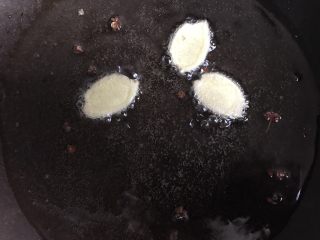 9、糖醋虾,锅中放入比平时炒菜多2倍的油,放入三片生姜,十粒花椒爆香