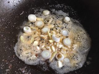 14、糖醋虾,用勺子舀去多余的油,留下平时炒菜的油量,加入葱姜蒜炒香