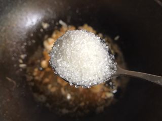 16、糖醋虾,加入一勺白糖翻炒均匀