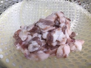 2、下饭菜之青椒炒肉片,将猪肉切小块洗净，沥干水分