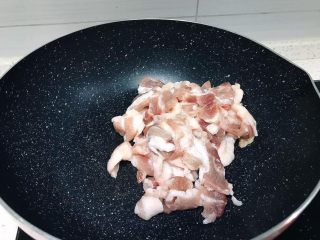 3、下饭菜之青椒炒肉片,锅里烧热，将沥干水分的猪肉入锅
