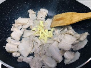 5、下饭菜之青椒炒肉片,生姜洗净切段，猪肉变色后加入生姜段