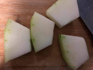 1、冬瓜虾米汤,冬瓜去皮去瓤。