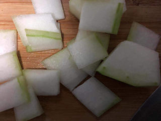 2、冬瓜虾米汤,切薄片。