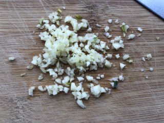 3、冬瓜虾米汤,蒜瓣剁末。