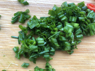 4、冬瓜虾米汤,切葱花。