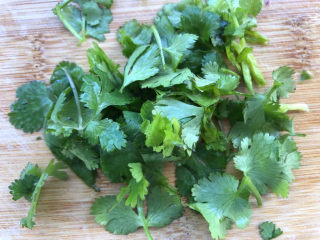 5、冬瓜虾米汤,香菜切碎。