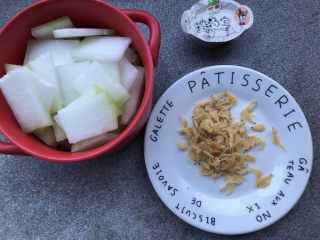 6、冬瓜虾米汤,准备好食材。