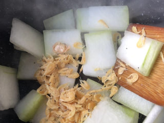 11、冬瓜虾米汤,下入虾米一起炒匀。