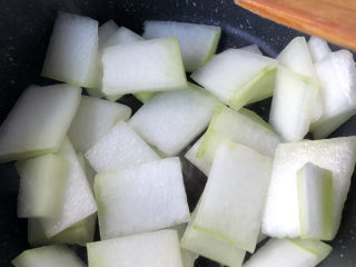 10、冬瓜虾米汤,接着倒入冬瓜翻炒。