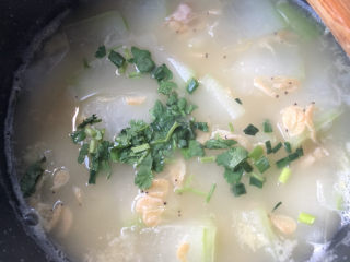 15、冬瓜虾米汤,出锅前撒香菜葱花。