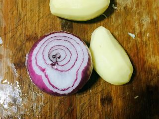 1、大盘鸡,土豆切块，不要切太大，不好熟