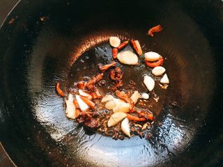 12、大盘鸡,加入生姜蒜辣椒花椒等，炸出香味，小火不要炸糊