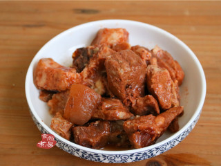 1、私房一品煲仔菜,我这是早上做好的红烧肉，取出一部分来做盆菜，也可以上街买现成的叉烧肉或烧鹅或卤味，食材可以随意组合的，没有特别规定。