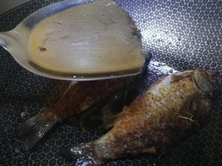 9、冬瓜鲫鱼汤,文火烹入料酒去腥。