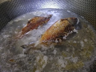 10、冬瓜鲫鱼汤,加适量开水。