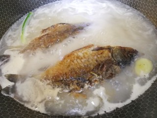 11、冬瓜鲫鱼汤,放入姜片和葱段，大火煮开，文火煮10分钟，汤汁变白。