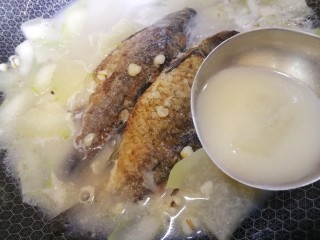 14、冬瓜鲫鱼汤,改小火慢炖20分钟，煮至薏仁米软烂，冬瓜透明。