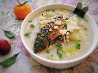 16、冬瓜鲫鱼汤,洒上适量葱花起锅盛盘。鲜美又滋补，养生必备。