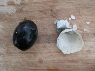 2、黄瓜皮蛋汤,把皮蛋的外壳,剥去