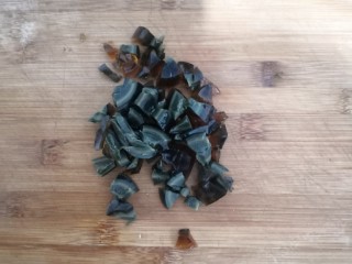 3、黄瓜皮蛋汤,皮蛋清洗干净,切成丁,备用