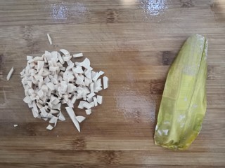 4、黄瓜皮蛋汤,香肠剥去外包装,切成丁,备用