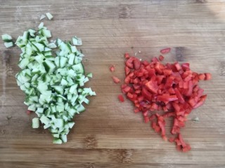 5、黄瓜皮蛋汤,黄瓜和红椒洗干净,切成丁,备用