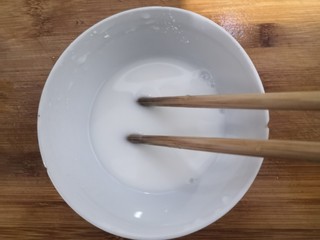 8、黄瓜皮蛋汤,淀粉,放入水100克,搅拌成淀粉水,备用