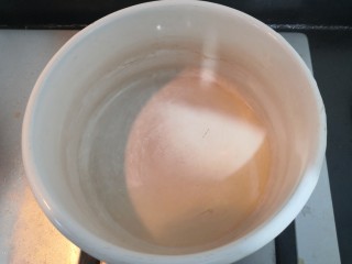 9、黄瓜皮蛋汤,热锅起油