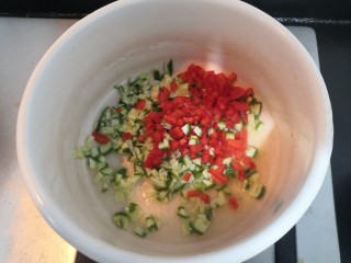 10、黄瓜皮蛋汤,倒入,黄瓜和红椒丁