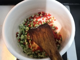 11、黄瓜皮蛋汤,把黄瓜和红椒丁,翻炒断生