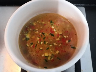 12、黄瓜皮蛋汤,黄瓜和红椒断生后,加入水600克,大火烧开