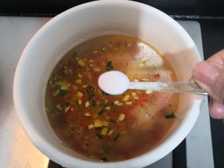 13、黄瓜皮蛋汤,烧开后,加入盐