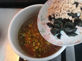 14、黄瓜皮蛋汤,加入,皮蛋和香肠