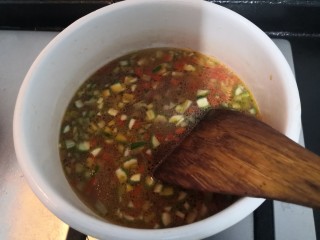 15、黄瓜皮蛋汤,搅拌均匀,再次大火烧煮