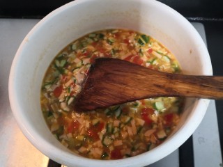 17、黄瓜皮蛋汤,用铲子,快速的划圈搅拌,使鸡蛋,凝固成蛋花