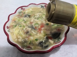 22、黄瓜皮蛋汤,盛出,淋上麻油
