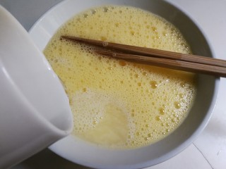 4、蒸鸡蛋羹,放入是鸡蛋两倍的开水